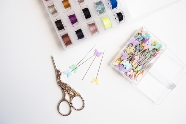 Farebný set priadzí a ihiel